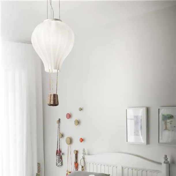 Lampada a sospensione che ricorda una mongolfiera Dream Big con diffusore in vetro soffiato bianco acidato e cesto in corda di Ideal Lux