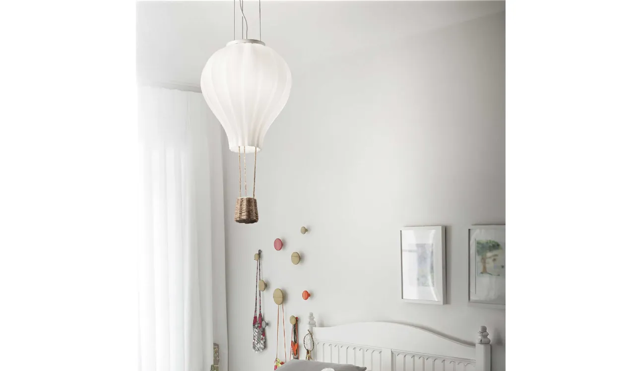 Lampada a sospensione che ricorda una mongolfiera Dream Big con diffusore in vetro soffiato bianco acidato e cesto in corda di Ideal Lux