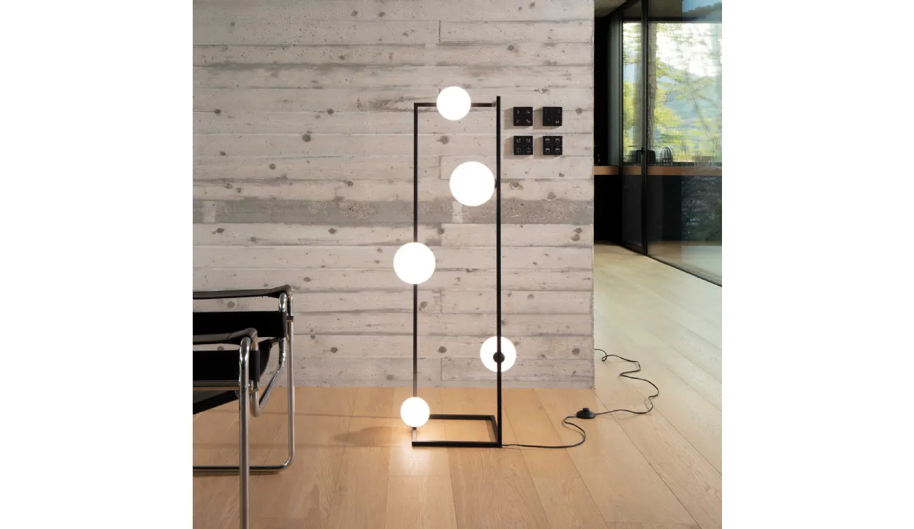 Lampada da terra Angolo in metallo con diffusori in vetro bianco, soffiato e acidato di Ideal Lux